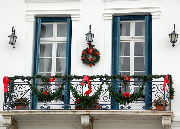 10 Christmas Decorations That Make Your Patio Shine | Outdoor ...